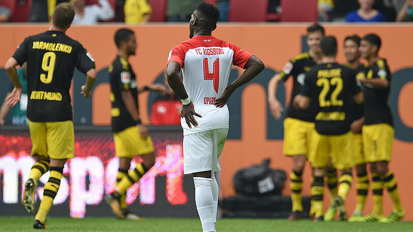 Der Augsburger Daniel Opare ist nach dem Dortmunder Treffer zum 1:2 enttäuscht.