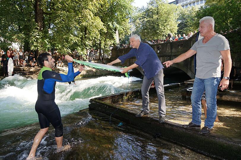Udo Wachtveitl (links) und Miroslav Nemec drehten gestern an der Eisbachwelle einen neuen BR-&bdquo;Tatort&ldquo;.