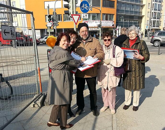 MdL Diana Stachowitz,Bezirksrat Gerhard Wimmer und Mitglieder der SPD Moosach beim Unterschriften-Sammeln.