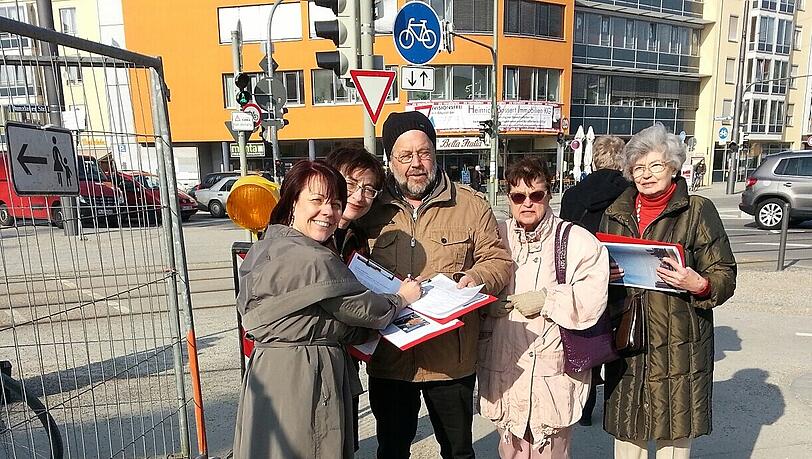 MdL Diana Stachowitz,Bezirksrat Gerhard Wimmer und Mitglieder der SPD Moosach beim Unterschriften-Sammeln. MdL Diana Stachowitz,Bezirksrat Gerhard Wimmer und Mitglieder der SPD Moosach beim Unterschriften-Sammeln.
