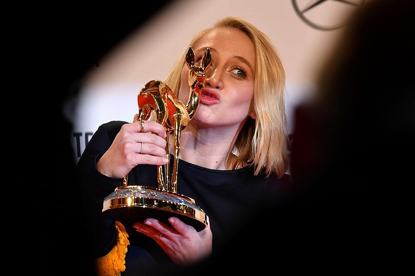 Anna Maria Mühe freut sich über den den Bambi in der Kategorie "Schauspielerin National".