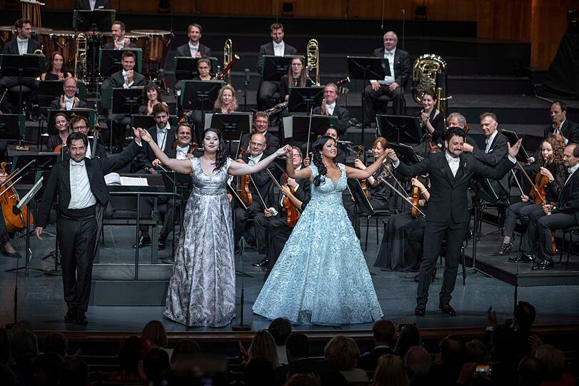 Endlich Glamour: Anna Netrebko, Yusif Eyvazov und das Mozarteumorchester Salzburg im Großen Festspielhaus.