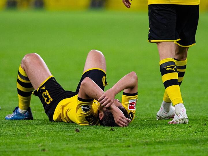 "Als wäre der ein oder andere mit dem Kopf bereits im Urlaub": Dortmunds Raphael Guerreiro (l) liegt nach dem 0:2 gegen Mainz auf dem Rasen.
