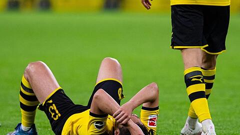 "Als wäre der ein oder andere mit dem Kopf bereits im Urlaub": Dortmunds Raphael Guerreiro (l) liegt nach dem 0:2 gegen Mainz auf dem Rasen.