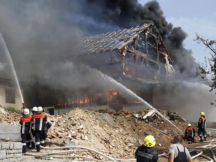 Feuerwehrleute löschen den Großbrand in Thyrnau. Foto: Markus Zechbauer