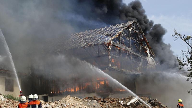 Feuerwehrleute löschen den Großbrand in Thyrnau. Foto: Markus Zechbauer Feuerwehrleute löschen den Großbrand in Thyrnau. Foto: Markus Zechbauer
