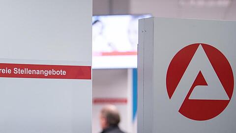 Die gemeldete Arbeitskräftenachfrage hat sich nach dem pandemiebedingten Einbruch weiter erholt.