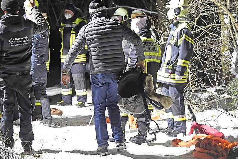 Eine Reiterin war am Montagnachmittag mit der Stute Shakira ausgeritten und dann nahe der Mündung in den Staudhamer See mit dem Tier in das Eis eines zufließenden Baches eingebrochen.