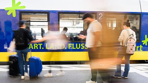 Fahrgäste stehen am Hauptbahnhof Hannover.