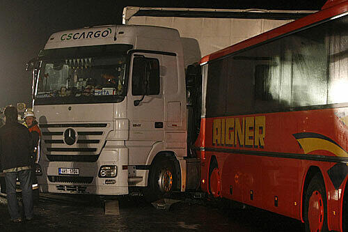Der Reisebus prallte auf der B12  mit einem Lkw zusammen.
