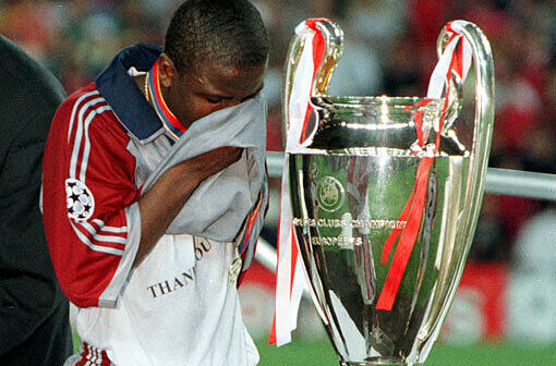 Bayern-Spieler Samuel Kuffour im Mai 1999 im Angesicht des Champions-League-Pokals, den Manchester United den Münchnern in letzter Sekunde weggeschnappt hat.