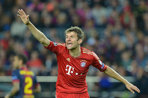THOMAS MÜLLER: Note 2. Von links nach rechts, von rechts nach links, zwischendurch nach vorn und nach hinten. Bekommt das Fleißkärtchen des Tages. Und belohnte sich mit dem 3:0.