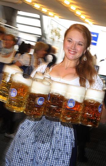 Der Besucherandrang ist enorm, die Stimmung ist mehr als ausgelassen. Die Impressionen vom ersten Wiesn-Tag.