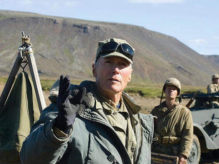 Mit "Flags Of Our Fathers" widmete sich Eastwood 2006 der Schlacht um Iwojima. Sein Film "Letters Drim Iwo Jima" schilderte denselben Konflikt aus Sicht der Gegenseite.
