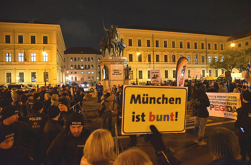 Bilder vom Pegida-Umzug in München: AZ-Lesereporter Djordje Matkovic war am Odeonsplatz vor Ort.