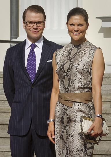 Bei ihrem Berlin-Besuch trug Victoria von Schweden ein modernes Kleid mit Schlangenprint.