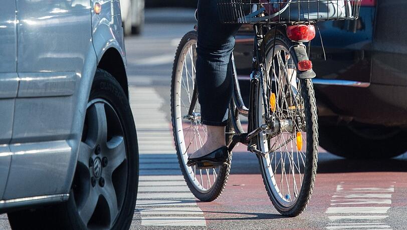 Das Auto scherte so nah an dem Radler wieder ein, dass der Fahrradfahrer stürzte. Das Auto scherte so nah an dem Radler wieder ein, dass der Fahrradfahrer stürzte.