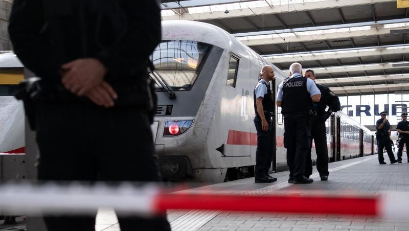 Polizisten stehen hinter einer Absperrung neben einem Zug an einem Gleis im Münchner Hauptbahnhof. Foto: Sven Hoppe Polizisten stehen hinter einer Absperrung neben einem Zug an einem Gleis im Münchner Hauptbahnhof. Foto: Sven Hoppe