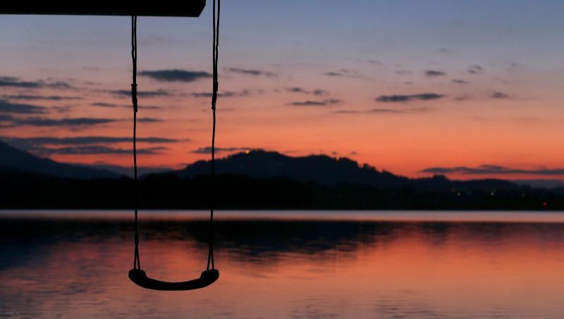 Eine Kinderschaukel hängt an einem Bootshaus am Ufer des Hopfensees im Sonnenuntergang. Foto: Karl-Josef Hildenbrand/Archiv Eine Kinderschaukel hängt an einem Bootshaus am Ufer des Hopfensees im Sonnenuntergang. Foto: Karl-Josef Hildenbrand/Archiv