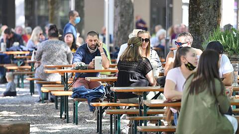 Die Gäste kommen wieder zum Nockherberg, in den Biergarten wie auch ins Restaurnt - es fehlen aber Köche und Servicepersonal.
