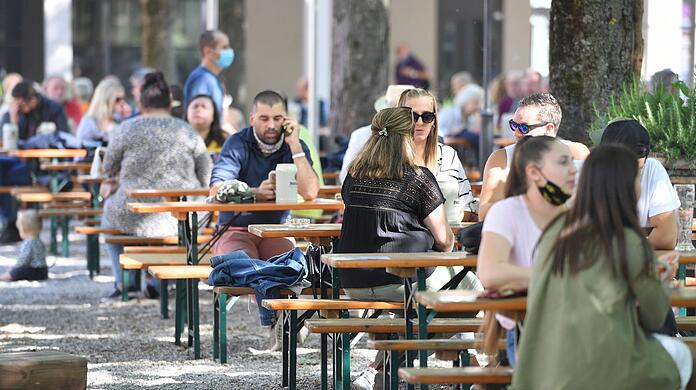 Die Gäste kommen wieder zum Nockherberg, in den Biergarten wie auch ins Restaurnt - es fehlen aber Köche und Servicepersonal.