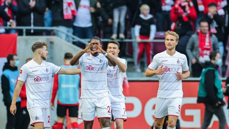 Anthony Modeste (2.v.l) war der gefeierte Kölner beim Derby gegen Leverkusen.