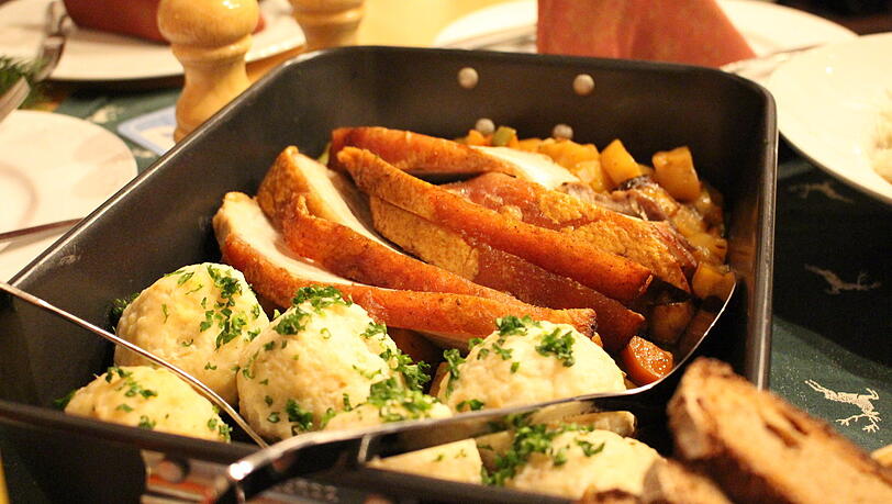 Am Donnerstag wurde Schweinebraten mit Knödeln und Krautsalat serviert. Am Donnerstag wurde Schweinebraten mit Knödeln und Krautsalat serviert.