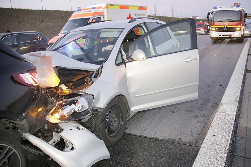 Die Feuerwehr Dorfen und die Autobahnmeisterei Ampfing mussten die  Fahrbahn in Richtung München für etwa zwei  Stunden komplett sperren.