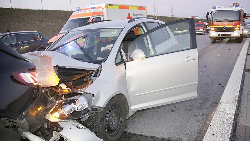 Die Feuerwehr Dorfen und die Autobahnmeisterei Ampfing mussten die  Fahrbahn in Richtung München für etwa zwei  Stunden komplett sperren.