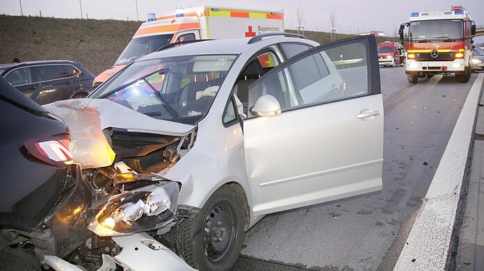 Die Feuerwehr Dorfen und die Autobahnmeisterei Ampfing mussten die  Fahrbahn in Richtung München für etwa zwei  Stunden komplett sperren.