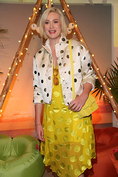Gloria-Sophie Burkandt strahlt bei der "Longchamp Glamping Party" in einem gelben Kleid. Gloria-Sophie Burkandt strahlt bei der "Longchamp Glamping Party" in einem gelben Kleid.