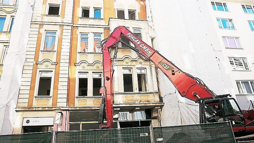 Februar 2019: Der Abriss des Gründerzeit-Ensembles Türkenstraße 54/52 mit Seiten- und Hinterhäusern (60 Wohnungen) beginnt. Nur das denkmalgeschützte Vorderhaus 54 (ganz links am Bildrand zu sehen) darf stehen bleiben.