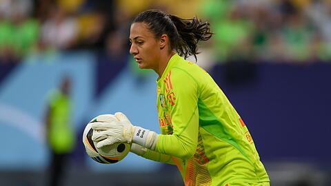 Bei Torhüter Maria Luisa Grohs vom FC Bayern ist ein bösartiger Tumor diagnostiziert worden.