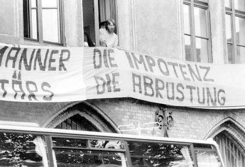 Banner aus dem Rathausfenster: Kein Zweifel, die Grünen sind da!