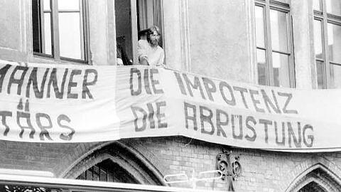 Banner aus dem Rathausfenster: Kein Zweifel, die Grünen sind da!