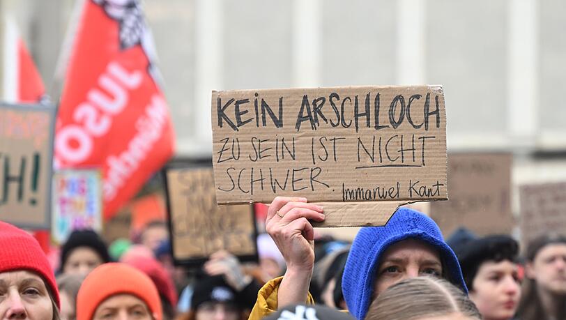 In M&uuml;nchen sind Tausende f&uuml;r Solidarit&auml;t mit Betroffenen von digitaler, sexueller Gewalt auf die Stra&szlig;e gegangen.