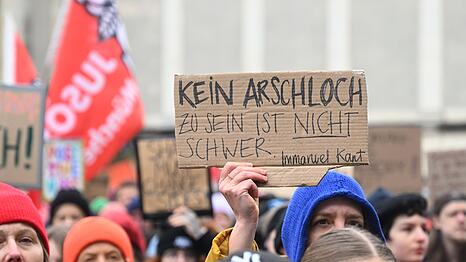In M&uuml;nchen sind Tausende f&uuml;r Solidarit&auml;t mit Betroffenen von digitaler, sexueller Gewalt auf die Stra&szlig;e gegangen.