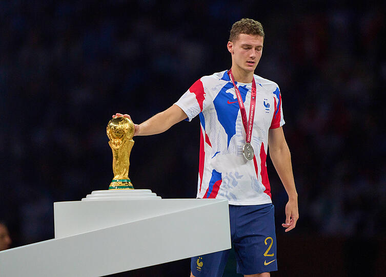 Am Ende durfte Benjamin Pavard den WM-Pokal nur streicheln, aber nicht mitnehmen. Am Ende durfte Benjamin Pavard den WM-Pokal nur streicheln, aber nicht mitnehmen.
