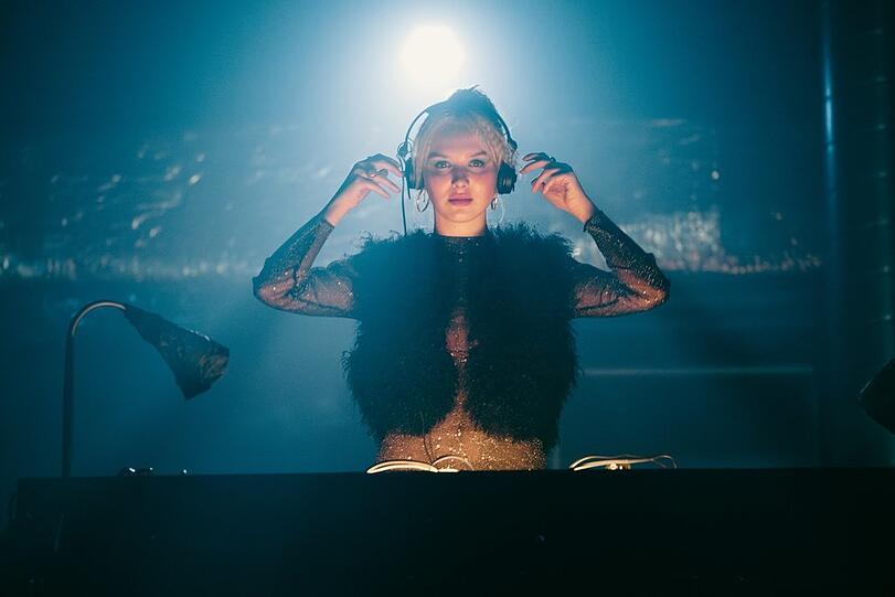 Linda Bierwirth (Jule Hermann) bei ihrem ersten großen Auftritt am DJ-Pult. Linda Bierwirth (Jule Hermann) bei ihrem ersten großen Auftritt am DJ-Pult.