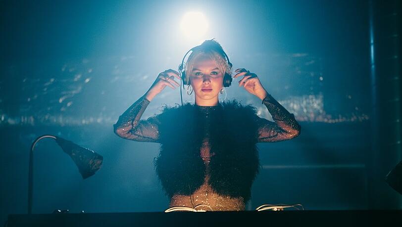 Linda Bierwirth (Jule Hermann) bei ihrem ersten großen Auftritt am DJ-Pult. Linda Bierwirth (Jule Hermann) bei ihrem ersten großen Auftritt am DJ-Pult.