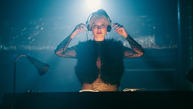 Linda Bierwirth (Jule Hermann) bei ihrem ersten gro&szlig;en Auftritt am DJ-Pult.