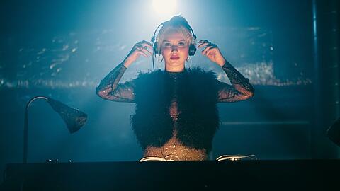 Linda Bierwirth (Jule Hermann) bei ihrem ersten gro&szlig;en Auftritt am DJ-Pult.