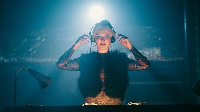 Linda Bierwirth (Jule Hermann) bei ihrem ersten großen Auftritt am DJ-Pult. Linda Bierwirth (Jule Hermann) bei ihrem ersten großen Auftritt am DJ-Pult.