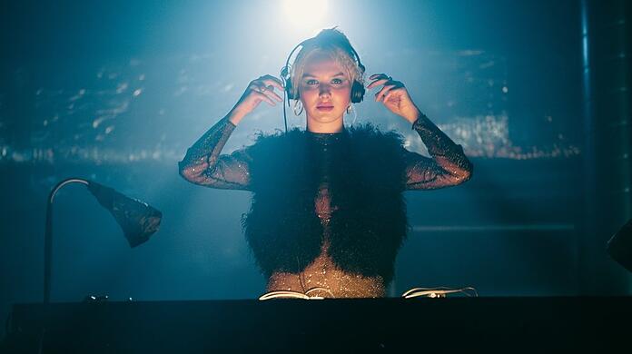Linda Bierwirth (Jule Hermann) bei ihrem ersten großen Auftritt am DJ-Pult. Linda Bierwirth (Jule Hermann) bei ihrem ersten großen Auftritt am DJ-Pult.