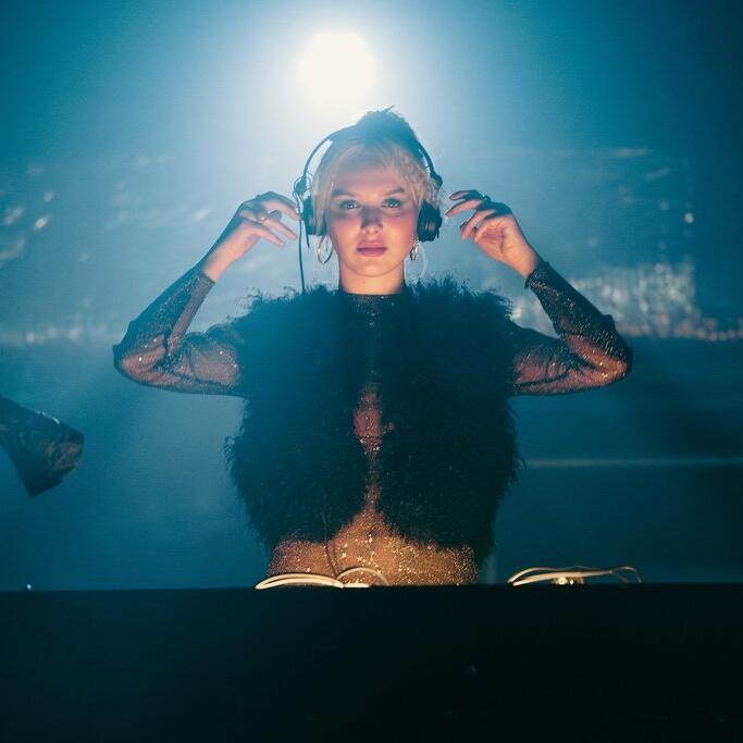 Linda Bierwirth (Jule Hermann) bei ihrem ersten gro&szlig;en Auftritt am DJ-Pult.