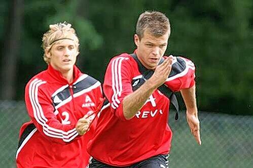 In der Hoffnung auf einen Stammplatz mit großem Eifer bei der Sache: Dennis Diekmeier (rechts) und Marcel Risse.