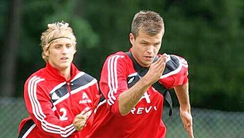 In der Hoffnung auf einen Stammplatz mit großem Eifer bei der Sache: Dennis Diekmeier (rechts) und Marcel Risse.