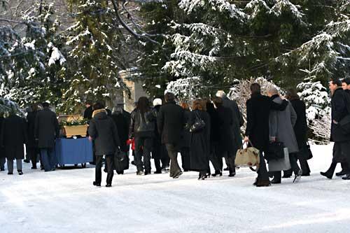 Der letzte Weg von Dirk von Poschinger-Camphausen. Der Manager ist am Samstag auf dem Münchner Waldfriedhof beerdigt worden.