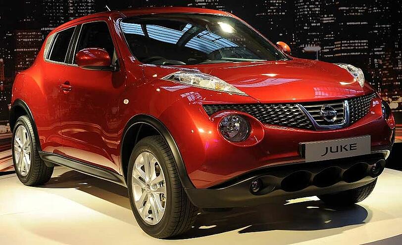 Tief liegende Scheinwerfer, spitzige Blinker, eine Vielzahl konkaver und konvexer Flächen: Langweilig schaut der Nissan Juke nicht aus