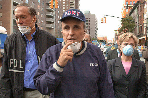 In seiner Amtszeit als New Yorker Bürgermeister musste Rudolph Giuliani die Folgen des Terroranschlags bewältigen. Für seine erfolgreiche Führung in der Krise zeichnete ihn das Time-Magazin mit dem Titel „Person of the Year 2001“ aus.